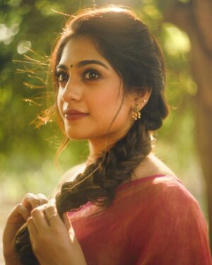 Sona Olickal Instagram - 🌹 

Shot by: @portraits_by_shone 
MUA: @_sapnas_makeover 
Styled: @styledby_mk_ 
Wearing: @chidiyaaonline 
Jewellery: @adorebypriyanka
Blouse: @anu.scaria.couture