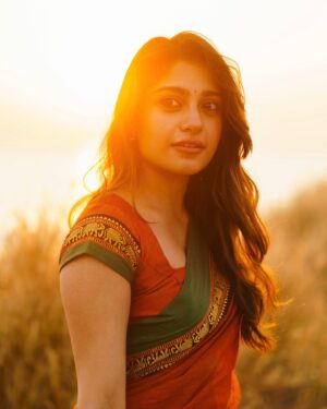 Sona Olickal Instagram - Golden hour ✨

Shot by: @portraits_by_shone 
Wearing: @pranatistyles
& special mention to @amritha_lakshmi___  for helping me pick this gorgeous saree ✨