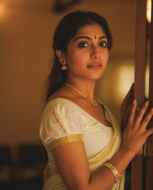 Sona Olickal Instagram - ദേവി ✨

Concept & Styling :  @amritha_lakshmi___  @styledby_al_ 
Photography : @portraits_by_shone
Mua : @sreegeshvasan_makeupartist
Saree :  @kathirlooms
Blouse : @ardent_vogue 
Jewellery :  @alameen_fashion_jewels