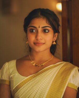 Sona Olickal Instagram - ദേവി ✨

Concept & Styling :  @amritha_lakshmi___  @styledby_al_ 
Photography : @portraits_by_shone
Mua : @sreegeshvasan_makeupartist
Saree :  @kathirlooms
Blouse : @ardent_vogue 
Jewellery :  @alameen_fashion_jewels