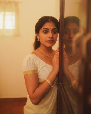 Sona Olickal Instagram - ദേവി ✨

Concept & Styling :  @amritha_lakshmi___  @styledby_al_ 
Photography : @portraits_by_shone
Mua : @sreegeshvasan_makeupartist
Saree :  @kathirlooms
Blouse : @ardent_vogue 
Jewellery :  @alameen_fashion_jewels