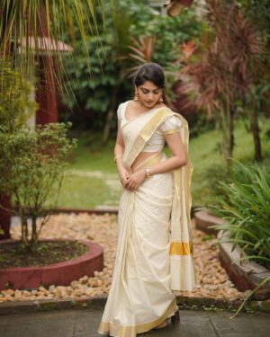 Sona Olickal Instagram - Onam 2023 🌼
May your heart be full of love, and tummy full of sadhya 🤗

Shot by: @portraits_by_shone 
stayed by: @amritha_lakshmi___ 
MUA: @sreegeshvasan_makeupartist
Jewellery: @canisaperidot