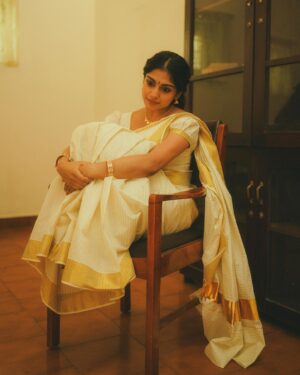 Sona Olickal Instagram - ദേവി ✨

Concept & Styling :  @amritha_lakshmi___  @styledby_al_ 
Photography : @portraits_by_shone
Mua : @sreegeshvasan_makeupartist
Saree :  @kathirlooms
Blouse : @ardent_vogue 
Jewellery :  @alameen_fashion_jewels