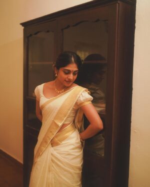 Sona Olickal Instagram - ദേവി ✨

Concept & Styling :  @amritha_lakshmi___  @styledby_al_ 
Photography : @portraits_by_shone
Mua : @sreegeshvasan_makeupartist
Saree :  @kathirlooms
Blouse : @ardent_vogue 
Jewellery :  @alameen_fashion_jewels