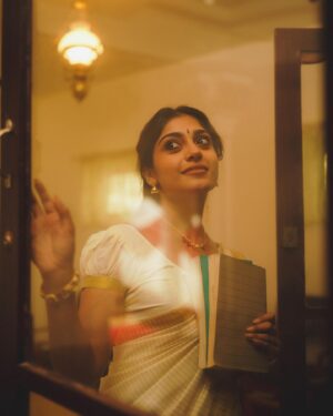 Sona Olickal Instagram - With love, Devi.🪞 

… tell me which pic you liked the most 🤗

Concept & Styling :  @amritha_lakshmi___  @styledby_al_ 
Photography : @portraits_by_shone
Mua : @sreegeshvasan_makeupartist
Saree :  @kathirlooms
Blouse : @ardent_vogue 
Jewellery :  @alameen_fashion_jewels