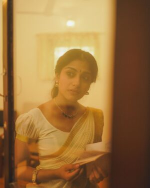 Sona Olickal Instagram - With love, Devi.🪞 

… tell me which pic you liked the most 🤗

Concept & Styling :  @amritha_lakshmi___  @styledby_al_ 
Photography : @portraits_by_shone
Mua : @sreegeshvasan_makeupartist
Saree :  @kathirlooms
Blouse : @ardent_vogue 
Jewellery :  @alameen_fashion_jewels