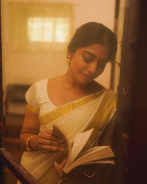 Sona Olickal Instagram - With love, Devi.🪞 

… tell me which pic you liked the most 🤗

Concept & Styling :  @amritha_lakshmi___  @styledby_al_ 
Photography : @portraits_by_shone
Mua : @sreegeshvasan_makeupartist
Saree :  @kathirlooms
Blouse : @ardent_vogue 
Jewellery :  @alameen_fashion_jewels