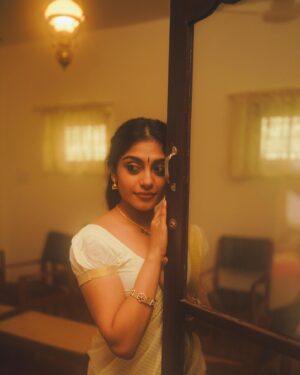 Sona Olickal Instagram - With love, Devi.🪞 

… tell me which pic you liked the most 🤗

Concept & Styling :  @amritha_lakshmi___  @styledby_al_ 
Photography : @portraits_by_shone
Mua : @sreegeshvasan_makeupartist
Saree :  @kathirlooms
Blouse : @ardent_vogue 
Jewellery :  @alameen_fashion_jewels