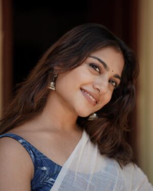 Sona Olickal Instagram - 🦢🌿

Photography: @shone_sibi @shots_by_shone 

Location: @kavungal_tharavad