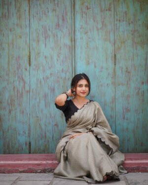 Sona Olickal Instagram - 🌹

Shot by: @portraits_by_shone 
Wearing: @yanafab.in