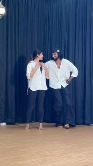 Sona Olickal Instagram - “Our Kinnara Gaanam”

Ft- @shafeeqkm  @sonaolickal_ 

Floor- @thejomaidance 

#dance #quickones #aos