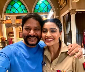 Sonali Pandit Naik Instagram - Jab we met again Madam Se 😄😄 not on the set ,  @yuktiikapoor @sonalijnaik #madamsir #dildiyangallan @sonysab #sabtv #ff #reunion #😄 #bts  #realbts #❤️ #❤️❤️❤️