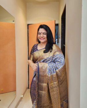 Sonali Pandit Naik Instagram - Trying to pose for a photo..... still not friendly with camera. 🤦‍♀️🤷‍♀️. How ironic. 🤔
