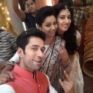 Sonali Pandit Naik Instagram - It's been 9 years, Memory pop up on Facebook. The last day of Pyar Ka Dard Hain shoot. 
Beautiful memories with beautiful people. Miss you Nitesh. 
💕❤️💕❤️