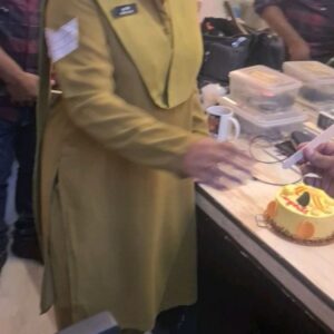 Sonali Pandit Naik Instagram - Dost aise hi hote hain. 100 k followers ke liye Billu ne cake mangaya, Surprise. 
MADDAM SIR ne bahot kuch diya hain, shabda kam padenge likhane ke liye. Meri on set Family. 
Thank you Ajay, Yukti, Nilesh ,Gulki for the Surprise.