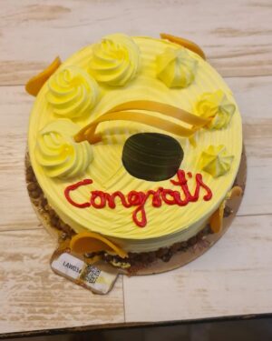 Sonali Pandit Naik Instagram - Dost aise hi hote hain. 100 k followers ke liye Billu ne cake mangaya, Surprise. 
MADDAM SIR ne bahot kuch diya hain, shabda kam padenge likhane ke liye. Meri on set Family. 
Thank you Ajay, Yukti, Nilesh ,Gulki for the Surprise.