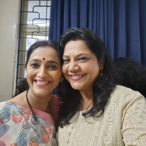 Sonali Pandit Naik Instagram - Aaj finally #KHARA KHARA SAANG natak baghayacha yog aala. Uttam natak, likhaan uttam  Niraj. Vishay wegala, chaan padhdhtine mandalay.  Kalakaar uttam. Pratyekane aapala kaam uttam kelay. Aanand Ingale ..... khup khup kautuk. Kiti sahaj abhinay kartos nehmich. Khup majja aali.
 Please please sagalyanni bagha  KHARA KHARA SAANG.