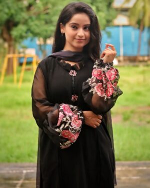 Sonam Lamba Instagram - Got this beautiful dress from @wani_closet__ Check out the page to choose for yourself. 😊
