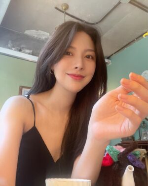 Song Joo-hee Instagram - 다시 머리색 검정으루... 👩🏻🫖🧁🍒🍨