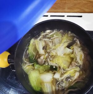 Song Kyung-a Instagram - 명절이라
배 터지게  요리 열전ㅎㅎ
오늘 나의 설날 최애 메뉴는
소고기 탕국🍲👍
. . .
#종손맏며느리였던
#엄마가명절때마다
#끓여줬던메뉴
#그땐쳐다도안봤는데 
#이상하게명절이면
#막먹고싶으네
#오늘은
#cookingforme
#songskitchenopen💕
#즐거운설날되세요🙇‍♀️