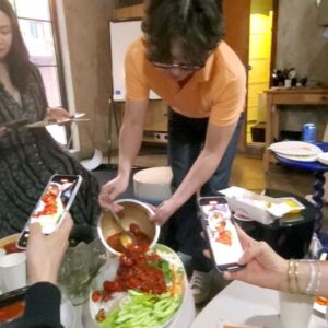 Song Kyung-a Instagram - OMG🥹👍
김밥에 바질이랑 앤초비를 넣을 아이디어는
어디서 나온건지.. 이미 너므나 유명한 서울리안의
앤초비 바질 김밥을 이제서야 먹어봤네요 Wow💕
(5분 안에 게 눈 감추듯 사라짐ㅋㅋㅋ)
. . .
#돼지고기함양파김치랑
#샴페인과함께곁들인
#동남아스타일의토마토비빔국수도
#너무너무맛있었어요🤗
#간단하고쉬운데맛도있어서
#다음에집에서한번해보려구요
#서울리안