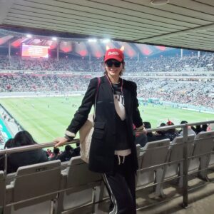 Song Kyung-a Instagram - 북중미 월드컵
아시아 2차 예선 대한민국 vs 태국전
응원하러 다녀왔어요🫶❤️
 
요즘 새벽마다 EPL에서 멋지게 맹활약중인
손흥민선수 게임 보느라 기분 좋게 밤잠을 설치곤
했었는데.. 이렇게 직접 두눈으로 직관을 하다니🥹🎶
목이 터져라 응원하느라 옆에 있던 친언니 고막
나갈뻔 했드랬죠ㅋㅋㅋ
(이래봬도 중고등학교때 응원단장 출신이라
다른건 몰라도 목청 하나 만큼은 끝내주거등요)

6만명이 훌쩍 넘는 상암경기장 열기도 정말이지
어마어마 했구요;; 후덜덜😱👍💕
(들어서는 순간 OMG!!! 해리포터 쿼디치 경기장인줄)
남은 경기도 우리 축구대표 선수들 모두
부상 없이 멋진 경기 펼치시길 응원합니다🙏
. . .
#고등학교때한일전이후로
#삼성동붉은악마올만에뭉침ㅋㅋ
#대한민국국가대표화이팅🇰🇷
#모두들고생하셨습니다