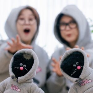 Song Eun-yi Instagram - 블핑이와 만났어요!! 

판매일정도 나왔습니다!!

vivo × monamhee

📍 판매 일정 📍
 - 2023.11.24.(금) 오전 10시 오픈
 * 온/오프라인 각기 한정 수량 소진 시 판매 종료
 ** 키링은 1인당 1개만 구매 가능
📍 콜라보 제품 📍
 - 비보 후드를 입은 모남희 블핑이 키링 ⬛ (1종)
 - 블핑이를 품은 세뚜바리 후드티💕 (1종, M/L/XL size)
📍 판매처 📍
 - 온라인 | 비보장지대(vivozangzidae.com)
 - 오프라인 | 상암동 비보사옥 1층 카페 어로드(@alod.coffee)

(저는 M사이즈 입었어요)