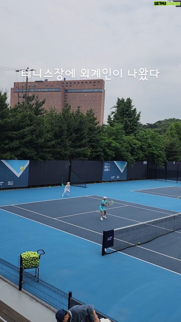 Song Eun-yi Instagram - #내일은위닝샷 연습하던날 우리 주장 @sooah.hong 홍수아의 테니스장 ootd