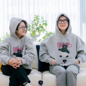 Song Eun-yi Instagram - 블핑이와 만났어요!! 

판매일정도 나왔습니다!!

vivo × monamhee

📍 판매 일정 📍
 - 2023.11.24.(금) 오전 10시 오픈
 * 온/오프라인 각기 한정 수량 소진 시 판매 종료
 ** 키링은 1인당 1개만 구매 가능
📍 콜라보 제품 📍
 - 비보 후드를 입은 모남희 블핑이 키링 ⬛ (1종)
 - 블핑이를 품은 세뚜바리 후드티💕 (1종, M/L/XL size)
📍 판매처 📍
 - 온라인 | 비보장지대(vivozangzidae.com)
 - 오프라인 | 상암동 비보사옥 1층 카페 어로드(@alod.coffee)

(저는 M사이즈 입었어요)