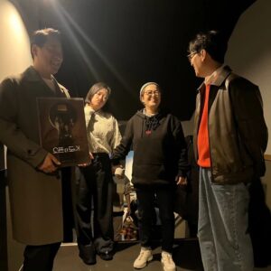 Song Eun-yi Instagram - 무대 뒤 사진이 몇장 없네.... 
GV문을 열어준 숙이
빨간안경 챙겨온 도연이 
초면인데 기냥 와준 손석구배우 
다 고맙지