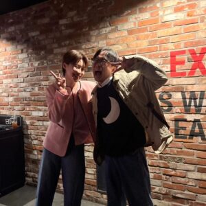 Song Eun-yi Instagram - 무대 뒤 사진이 몇장 없네.... 
GV문을 열어준 숙이
빨간안경 챙겨온 도연이 
초면인데 기냥 와준 손석구배우 
다 고맙지