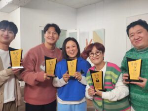 Song Eun-yi Instagram - 옥탑방의 문제아들 과 함께... 
따수운 스텝들 . 
동생들.. 
모두 감사합니다. 
좋아해주시고 챙겨봐주신분들 감사해요