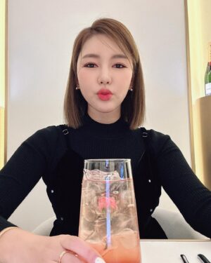 Song Ga-in Instagram - 2023 ! 바이 바이 ! 👋🏻