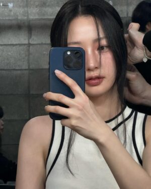 Song Ha-yoon Instagram - 잘 지내고 있어요☺️💚