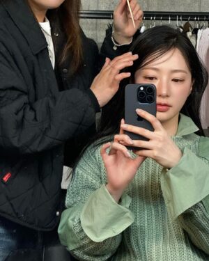 Song Ha-yoon Instagram - 잘 지내고 있어요☺️💚