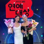 Song Hae-na Instagram - 모델로 시작해 12년만에 방송에서 처음 받아보는 상이에요 연예대상에 초대받는것만으로도 감사했는데 센추리클럽상에 우수상까지 너무 벅찬 하루를 만들어 주셔서 너무 감사합니다 너무떨리고 놀라서 수상소감에 뭐라고 했는지조차 모르겠오요 남들보다 많이 느리지만 노력하면 된다는걸 알려준 골때녀팀에게 너무 감사하고 항상 미안했던 구척이들 못해도 잘해도 같이하는게 스포츠라는걸 알려줘서 고맙구 너무 많이 고마워할분들이 많아요ㅠ 그분들 덕에 지금까지 일할수 있음에 감사합니다 올해 너무너무 고맙구 내년에도 잘부탁해요♡ 응원해주시는 모둔분들 사랑합니다앙 새해복 많이받으세요!!!!! @sbs_goal @sbsnow_insta
