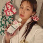 Song Hae-na Instagram - #광고 수년간 탈색모를 유지하면서 두피와 모발손상때문에 신경이쓰였는데 민감해진 두피를 진정시켜주고 가려움을 완화하는 클로란의 피오니샴푸와 손상된 두피장벽과 모발을 개선해주는 피오니 두피팩으로 건강한 두피를 되찾고 있어요!! 귀여운 헤어크런치와 파우치,에코백까지 증정하는 프로모션을 한다고 하니 올리브영으로 고고ㅋㅋ #클로란 #키티버니포니 #콜라보