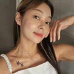 Song Hae-na Instagram - #광고 자외선차단은 해야하는데 아무거나 쓸수없고 우주만큼 민감한 분들을 위한 로우퀘스트의 우주민감선크림!! 눈시림도 없고 피부장벽개선 효과까지 있다고 하더라구용~ 촉촉하고 자연스럽게 살짝 톤업도 되어서 요즘 메이크업을 하지 않을때는 이거 하나바르고 다닌답니다. 꼭 썬크림은 필수라구요!!!😙 #로우퀘스트 #우주민감선크림