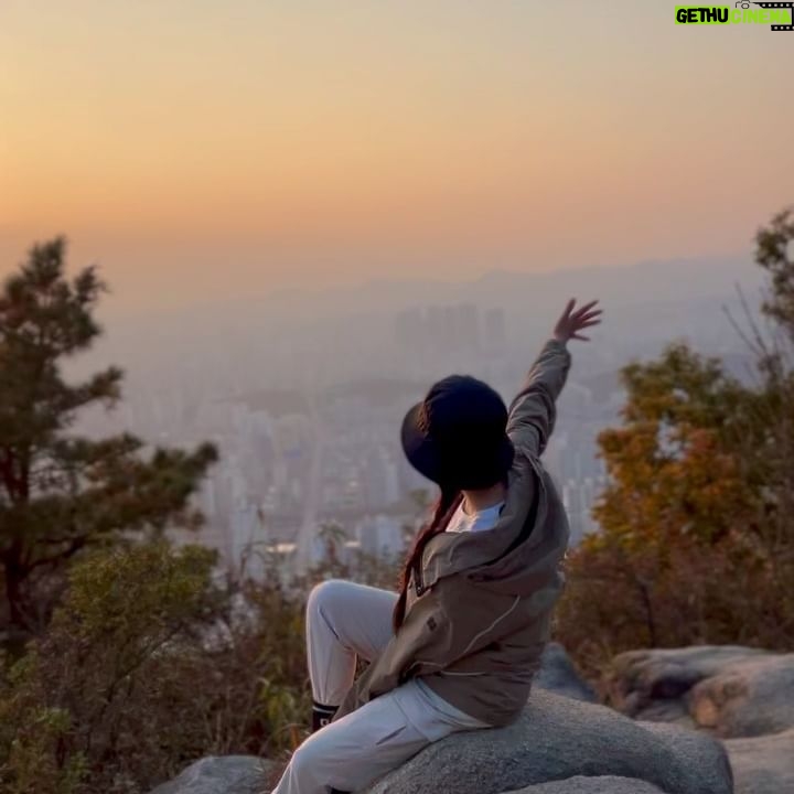 Song Ji-eun Instagram - 처음 가보는 일몰 등산🌙🤍너어어어무 좋다!!자주 갈래😍🥰