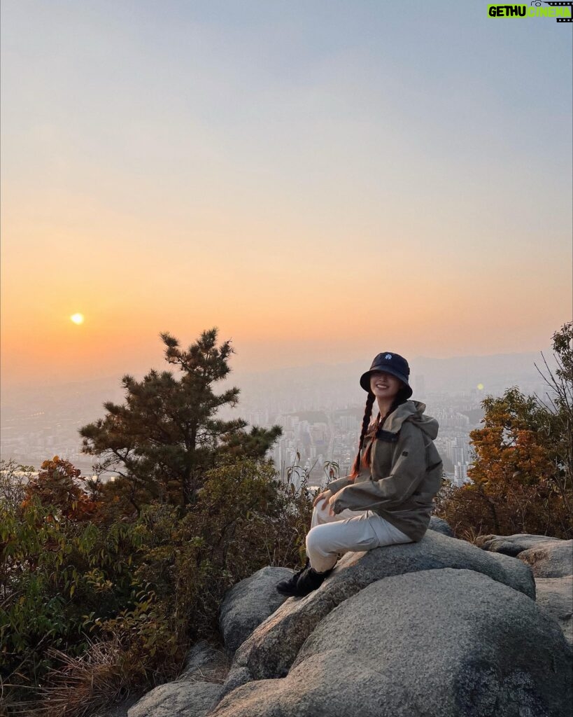 Song Ji-eun Instagram - 처음 가보는 일몰 등산🌙🤍너어어어무 좋다!!자주 갈래😍🥰