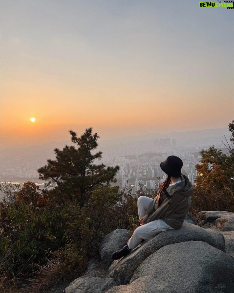 Song Ji-eun Instagram - 처음 가보는 일몰 등산🌙🤍너어어어무 좋다!!자주 갈래😍🥰