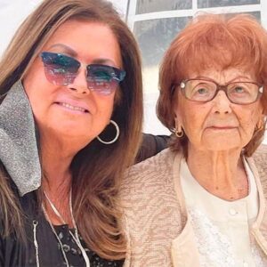 Sonia Fried Instagram - Mamita Linda

Llego el día que no hubiese querido que llegara, pero verte así me costaba mucho. 
Pasaste muchos momentos duros en tu vida, pero seguías luchando incansablemente. A tu temprana edad pasaste por un campo de concentración, el fallecimiento del amor de ti vida, Ladislao y la pérdida de tu regalón, quien era tus ojos, tu hijo Andrés. Pero ya están los 3 juntitos.
Gracias Mami por la preocupación que tuviste por todos nosotros, siempre con sabias palabras para ayudar al que lo necesitaba. Formaste una hermosa familia, con hijos, nietos y bisnietos. 
Puedes descansar en paz y te recordaremos eternamente Veronika Vegvari Klein (Z’L) 🙏🏻🕯️✡️