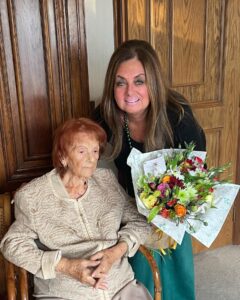 Sonia Fried Instagram - Hola amigos y amigas, acá estoy con mi mamá que cumple 96 años y le encantan las flores. Estas son de Casa de Flores en Viña, les dejo el instagram para que las sigan: @casadefloresdelivery