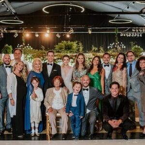 Sonia Fried Instagram - Mamita Linda

Llego el día que no hubiese querido que llegara, pero verte así me costaba mucho. 
Pasaste muchos momentos duros en tu vida, pero seguías luchando incansablemente. A tu temprana edad pasaste por un campo de concentración, el fallecimiento del amor de ti vida, Ladislao y la pérdida de tu regalón, quien era tus ojos, tu hijo Andrés. Pero ya están los 3 juntitos.
Gracias Mami por la preocupación que tuviste por todos nosotros, siempre con sabias palabras para ayudar al que lo necesitaba. Formaste una hermosa familia, con hijos, nietos y bisnietos. 
Puedes descansar en paz y te recordaremos eternamente Veronika Vegvari Klein (Z’L) 🙏🏻🕯️✡️