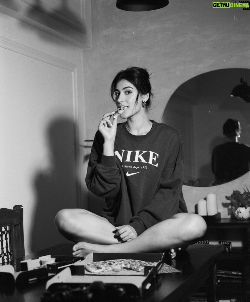 Sonia Rathee Instagram - Nike…just chew it 🍕 . . 📸 @dieppj #shotonfilm