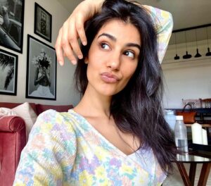 Sonia Rathee Instagram - Tuesday ☀️