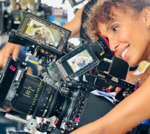 Sonia Rolland Instagram - Fin de tournage du bloc 1 ✨🎥✨

@tropiquescriminelsofficiel Saison6 / 4 épisodes en boite! 

Ces deux mois sont passés à une telle vitesse 🌪️

Merci à toi @julienseri pour ta passion et ta bienveillance! Merci à ta super team et bien sûr à nos supers “vétérans” pour ces moments réjouissants! Bravo encore à toutes et à tous! Quel kiffe encore une fois! 

Dernière vidéo @julienseri ce moment est un cadeau! Merci infiniment 🎥❤️✨

#TropiquesCriminels #Saison6 #Tournage #Bloc1 @federationstudios #France2 @france.tv