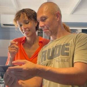 Sonia Rolland Instagram - Fin de tournage du bloc 1 ✨🎥✨

@tropiquescriminelsofficiel Saison6 / 4 épisodes en boite! 

Ces deux mois sont passés à une telle vitesse 🌪️

Merci à toi @julienseri pour ta passion et ta bienveillance! Merci à ta super team et bien sûr à nos supers “vétérans” pour ces moments réjouissants! Bravo encore à toutes et à tous! Quel kiffe encore une fois! 

Dernière vidéo @julienseri ce moment est un cadeau! Merci infiniment 🎥❤️✨

#TropiquesCriminels #Saison6 #Tournage #Bloc1 @federationstudios #France2 @france.tv