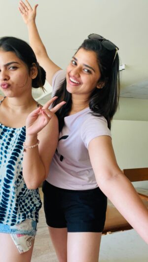 Soniya Suresh Instagram - Hope this is still a trend 😜!!!!!!
 
With my cutie: @_harinisureshh_ ❤️
.
.
#reelitfeelit#insta#siblings#reels#trending