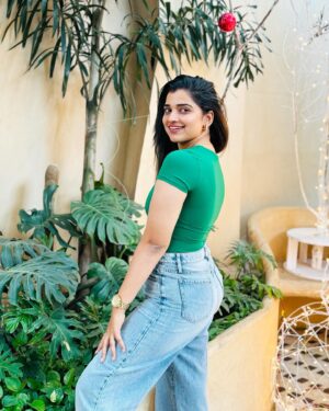Soniya Suresh Instagram - Dressed like a green flag but I only go for red flag 🫡